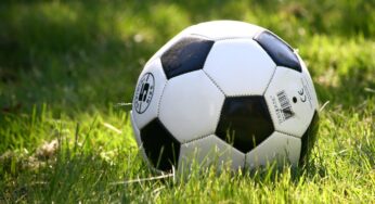 今月3歳になりましたが、次男息子が2歳の時に始めてサッカーボールに触れ、見様見真似でドリブルをこなしてる所が