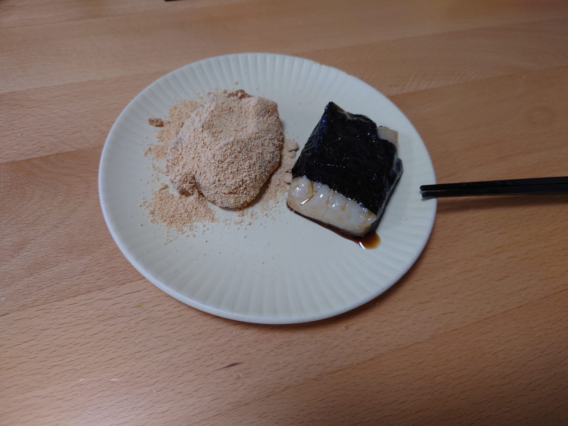 正月は終えましたが、お餅があったので朝食はきな粉と砂糖醤油の焼き海苔餅✨