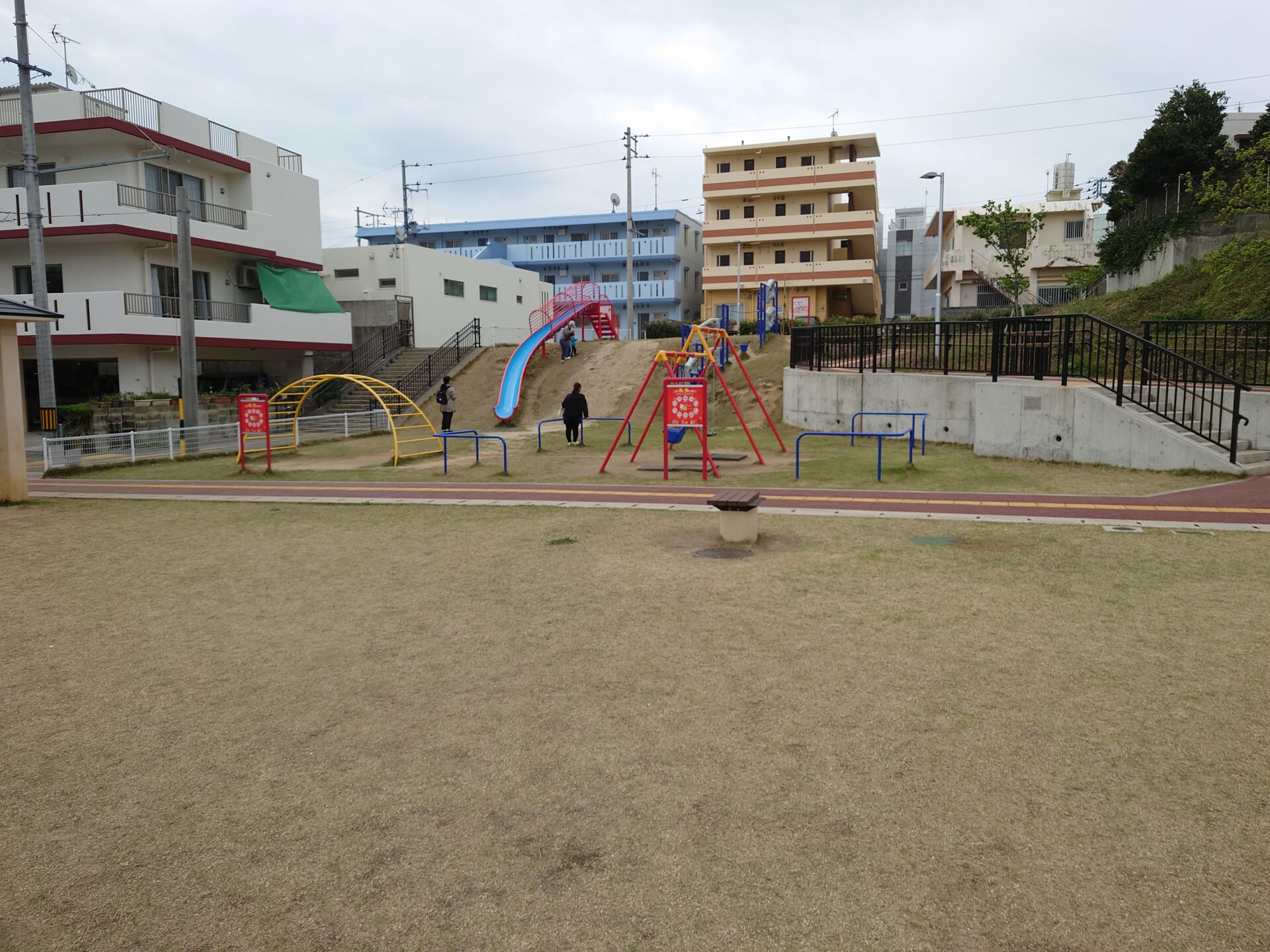 土曜日で仕事休みなので、いつもの流れで子ども達を連れて公園に行きました